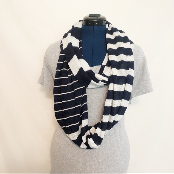 Banana Republic Accessories - Banana Republic 100% Linen infinity scarf